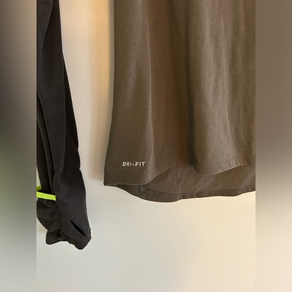 XS Nike dri fit running baseball tee style top in brown with good and key pocket - Picture 6 of 6